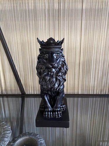 Black sitting lion - sitting, crown