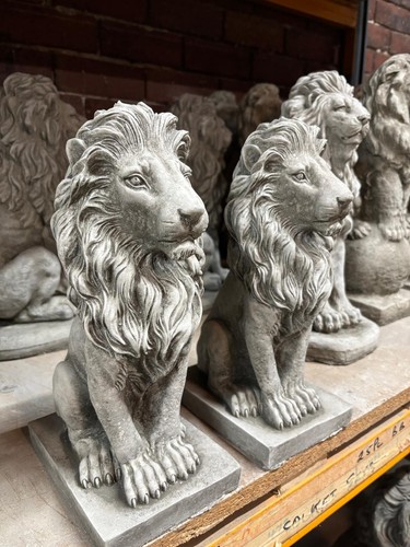 Garden lion statues ornaments