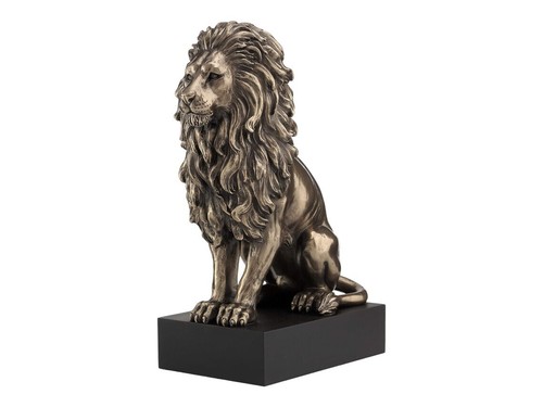 Lion sitting the pedestal - sitting,