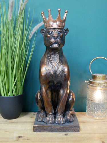 Lion lioness with crown - lion, garden
